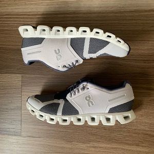 BRAND NEW Womens On Cloud size 8